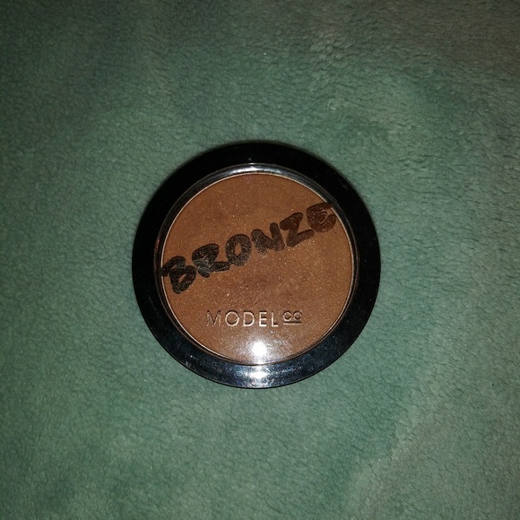 Makeup - Picture 1 of 1